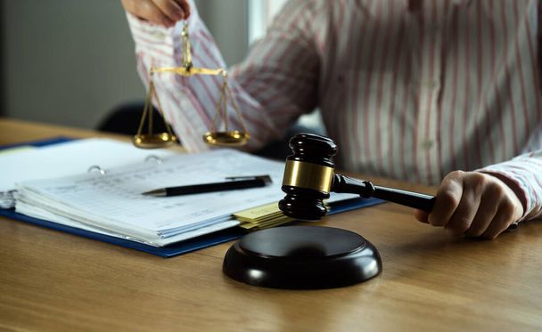 στενή άποψη του δικαστή στο χώρο εργασίας με σφυρί στο τραπέζι, έννοια της νομολογίας  - Φωτογραφία, εικόνα