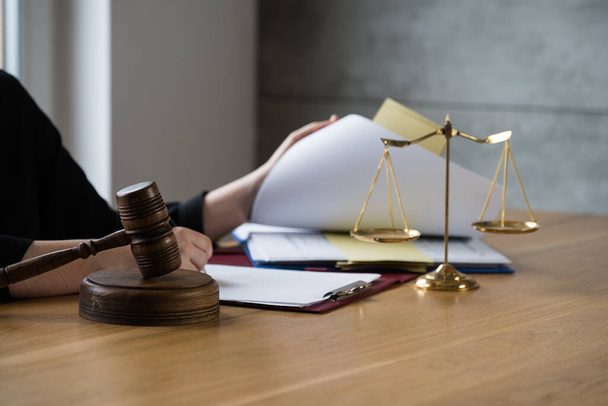 lähikuva tuomarista työpaikalla vasara pöydällä, oikeuskäytännön käsite
  - Valokuva, kuva