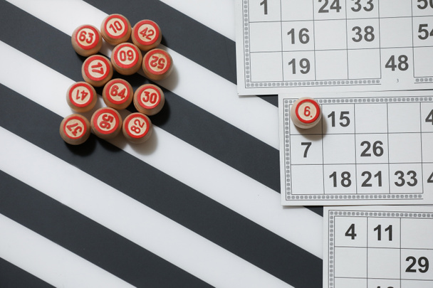 Κάρτες και αριθμοί παιχνιδιού καζίνο bingo - Φωτογραφία, εικόνα