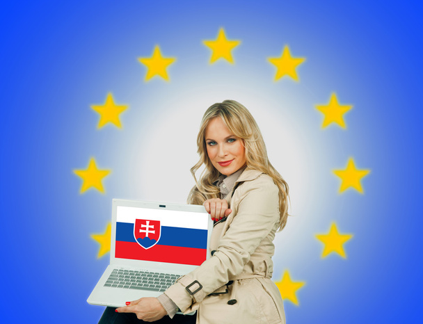 mulher segurando laptop com bandeira da Eslováquia
 - Foto, Imagem