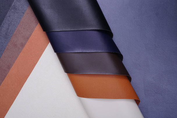 Υφή παλέτας από δέρμα και eco-leather και τεχνητό υλικό. Εργοστάσιο δερμάτινων υλικών - Φωτογραφία, εικόνα