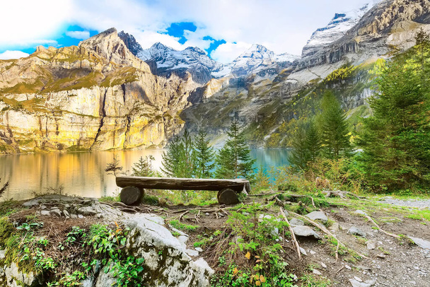 Oeschinensee lake, Swiss Alps, Швейцария - Фото, изображение