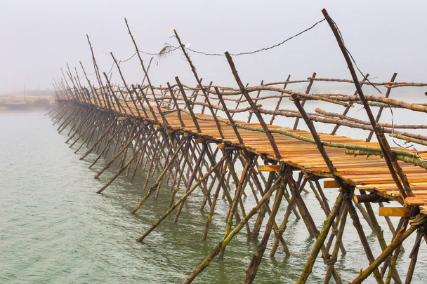 Puente de madera tradicional vietnamita sobre el río Thu Bon, en Hoi An. Vietnam
 - Foto, Imagen