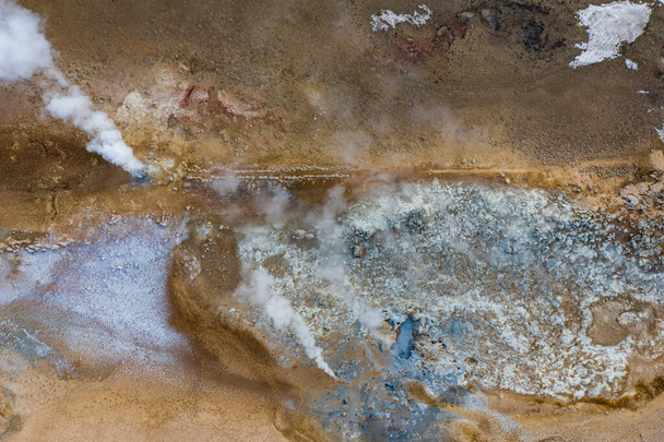 Widok z lotu ptaka na źródła geotermalne w lokalizacji Hverir. Islandia wczesną wiosną - Zdjęcie, obraz