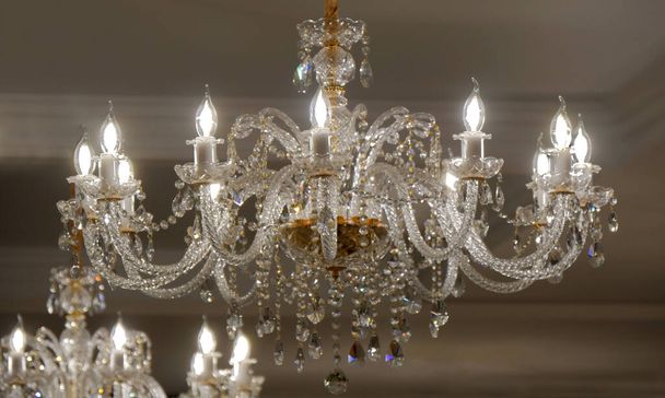 Elegante lampadario di lusso in un ristorante di lusso. Lampadario Chrystal
 - Foto, immagini
