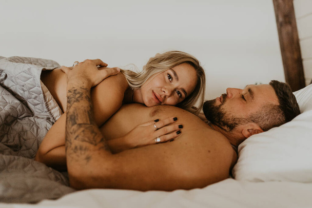 Beautiful loving couple kissing in bed - Valokuva, kuva