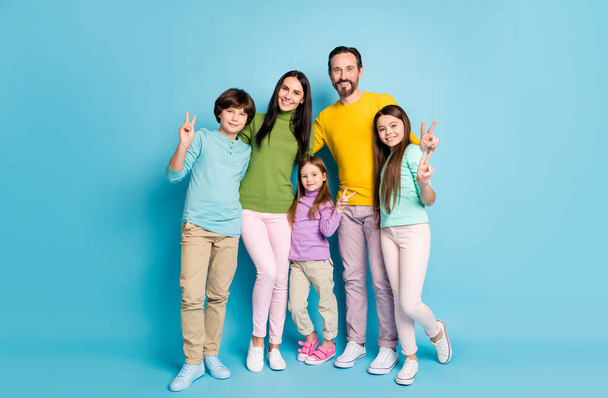 Full length body size view of nice attractive lovely glad cheerful cheery family pre-teen kids embracing showing v-sign having fun isolated on bright vivid shine vibrant blue color background - Foto, immagini