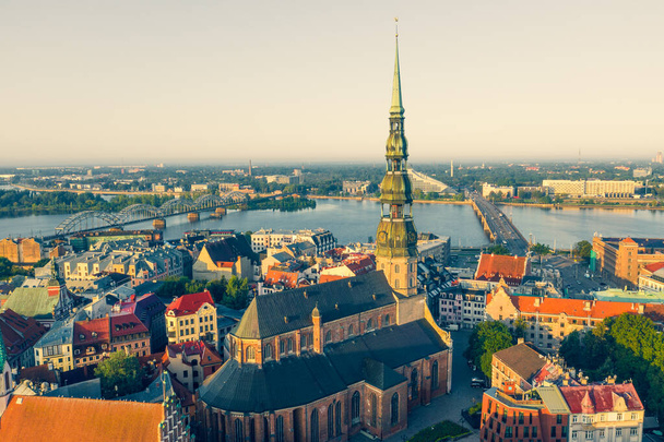 Ilmakuva lentävästä drone-panoraamasta Pyhän Pietarin kirkkoon ja vanhaankaupunkiin Daugava-joen taustalla ja keskustassa kauniilla varhaisella auringonnousulla (sarja
) - Valokuva, kuva