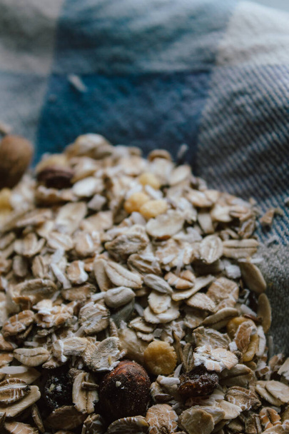 Muesli con nueces para el desayuno a granel. Producto sostenible a granel en tejido reciclado típico local. Un desayuno rico en fibra y vitaminas
. - Foto, Imagen