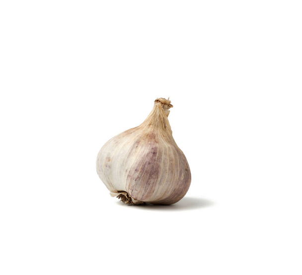 white fresh garlic head isolated on a white background, healthy spice - Foto, Imagen