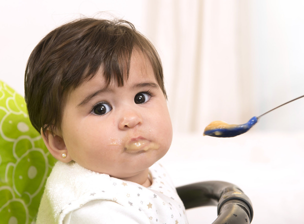 Alimentando um bebê adorável bonito Menina
 - Foto, Imagem