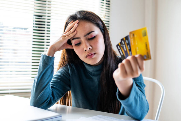 Kobieta wyglądająca na zaniepokojoną rachunkiem, nie ma pieniędzy na spłatę karty kredytowej i długu - Zdjęcie, obraz