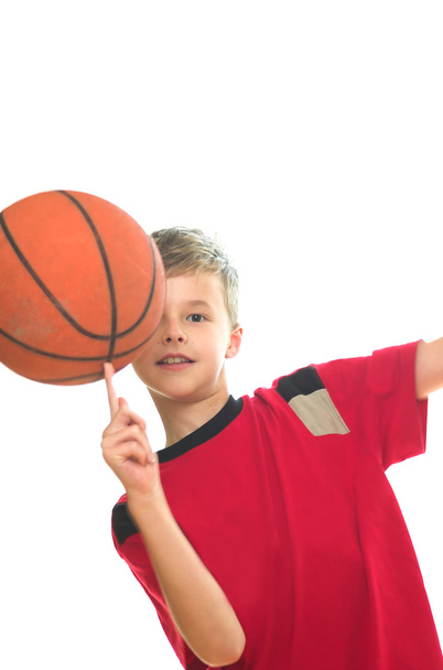 chlapec hraje basketbal - Fotografie, Obrázek
