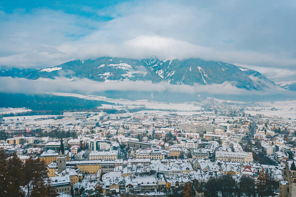 Κηφήνας εναέρια άποψη του Bruneck το χειμώνα. Είναι η μεγαλύτερη πόλη στην κοιλάδα Puster στην ιταλική επαρχία του Νότιου Τιρόλου, Ιταλία - Φωτογραφία, εικόνα