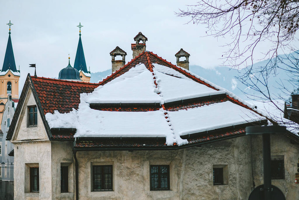 Bruneck zimą. Jest to największe miasto w dolinie Puster we włoskiej prowincji Południowy Tyrol, Włochy - Zdjęcie, obraz