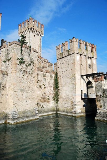 Замок Фамионе на озере Гарда - Брешия - Италия
 - Фото, изображение