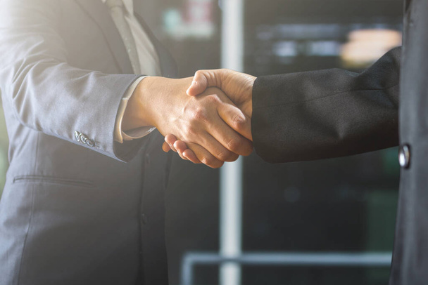 Erfolgreiches Verhandlungs- und Handshake-Konzept, zwei Geschäftsleute schütteln Parthner die Hand, um Partnerschaft und Teamwork zu feiern, Business-Deal - Foto, Bild