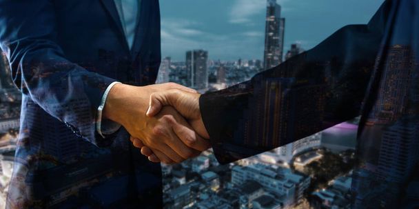 úspěšný vyjednávací a handshake koncept, dva podnikatelé potřást rukou s partnerem na oslavu partnerství a týmové práce, obchodní dohoda - Fotografie, Obrázek