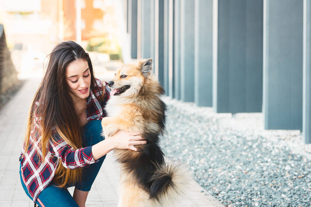 donna felice in possesso di cane adorabile con spazio copia per il testo
 - Foto, immagini