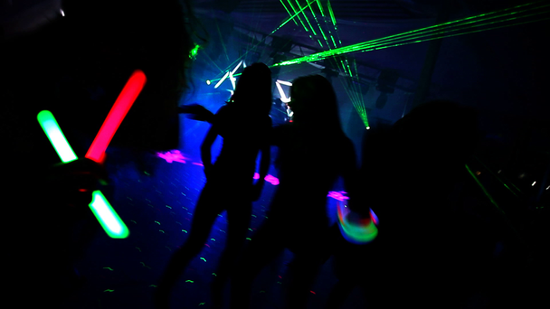 Люди танцуют на дискотеке
 - Кадры, видео