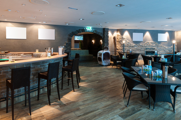 Lounge bar in restaurant met witte afbeeldingsframes - Foto, afbeelding