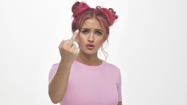 Крихітна молода жінка з кольоровою рожевою зачіскою показує чортовий жест ізольовано на білому тлі
 - Кадри, відео