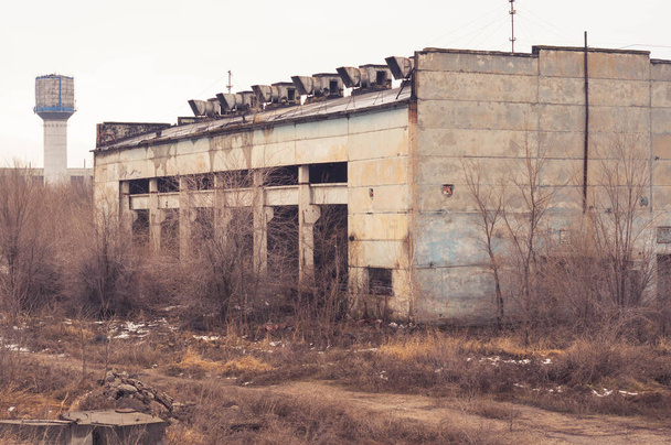 老朽化した古い壊れた窓のある老朽化した工場の建物 - 写真・画像