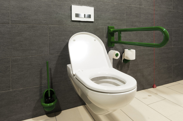 Grand angle extrême d'une toilette blanche pour personnes handicapées
 - Photo, image