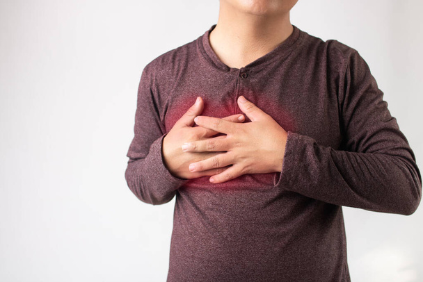Pijn op de borst en longontsteking, de mens kan niet ademen vanwege de strakke borst en het hart - Foto, afbeelding