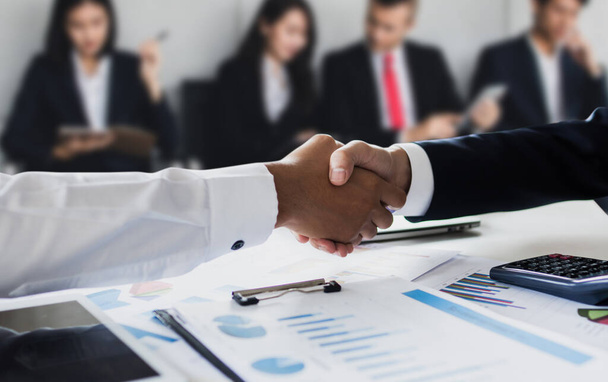 Empresários fazendo aperto de mão, negociação bem sucedida e acordo de comunicação de parceria
 - Foto, Imagem
