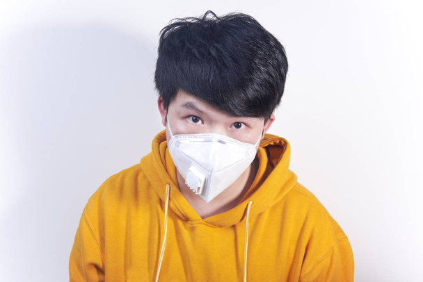 Een man met een medisch beschermend masker van N95. - Foto, afbeelding