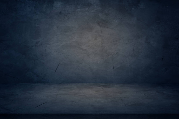 σκούρο μπλε τσιμεντένιο τοίχο στούντιο φόντο, άδειο showroom για να παρουσιάσει το προϊόν - Φωτογραφία, εικόνα