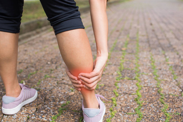 спорт-жінки мають біль у талії або травмуються і тренуються як вправи в парку
 - Фото, зображення