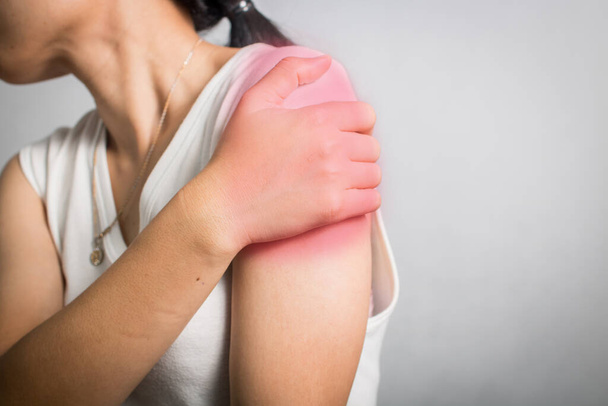 donna ottenere dolore alla spalla e muscoli feriti
 - Foto, immagini