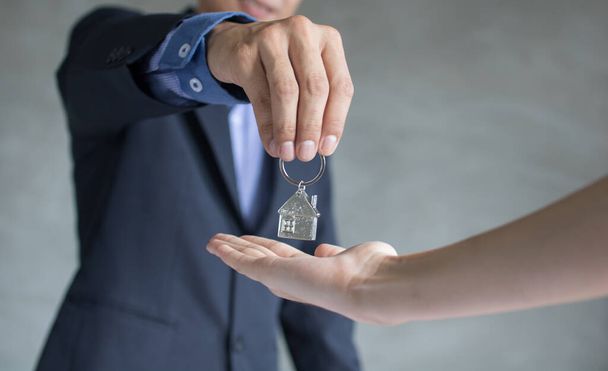 Bank agent give house key to buyer - Fotoğraf, Görsel
