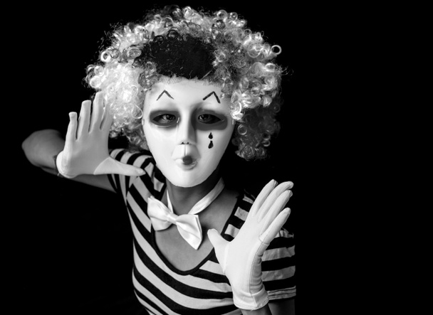 Gruseliger Mime mit Maske und Clownsperücke - Foto, Bild