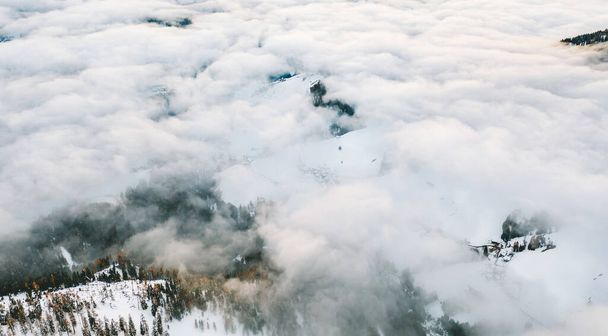 İtalya, Kronplatz 'daki karlı dağların insansız hava görüntüsü. Güney Tyrol 'da deniz seviyesinden 2,275 metre (7,464 feet) yüksekliğe sahip bir Dolomitler dağıdır. - Fotoğraf, Görsel