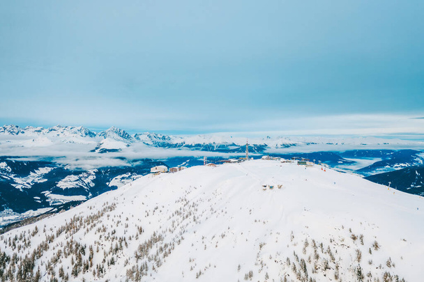 İtalya, Kronplatz 'daki karlı dağların insansız hava görüntüsü. Güney Tyrol 'da deniz seviyesinden 2,275 metre (7,464 feet) yüksekliğe sahip bir Dolomitler dağıdır. - Fotoğraf, Görsel