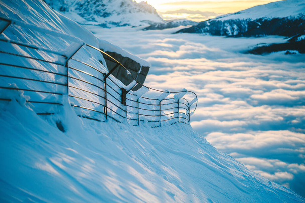 Karlı dağlarda altın saat, Kronplatz, İtalya. Güney Tyrol 'da deniz seviyesinden 2,275 metre (7,464 feet) yüksekliğe sahip bir Dolomitler dağıdır. - Fotoğraf, Görsel