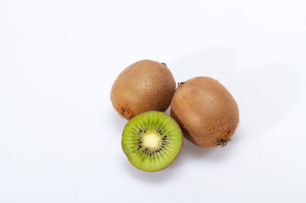 Kiwi ovoce izolované na bílém pozadí - Fotografie, Obrázek