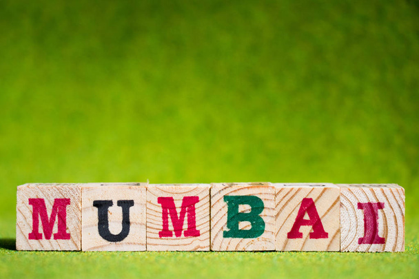 Γράμμα μπλοκ στη λέξη mumbai σε τεχνητό πράσινο φόντο - Φωτογραφία, εικόνα