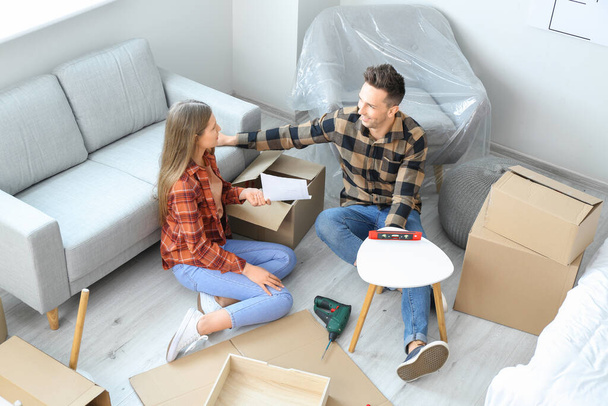 Jovem casal montagem de móveis em casa - Foto, Imagem