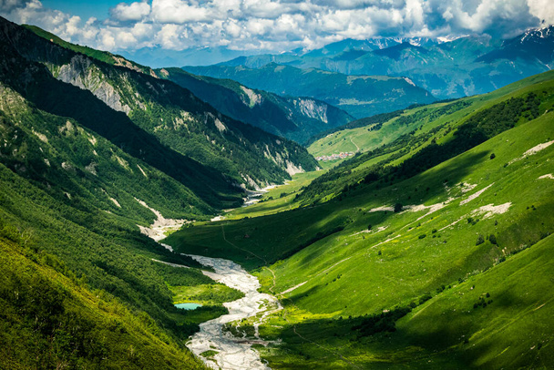 Barevná letní krajina Adishi údolí vidět z průsmyku Chkhutnieri, Horní Svaneti, Gruzie. - Fotografie, Obrázek