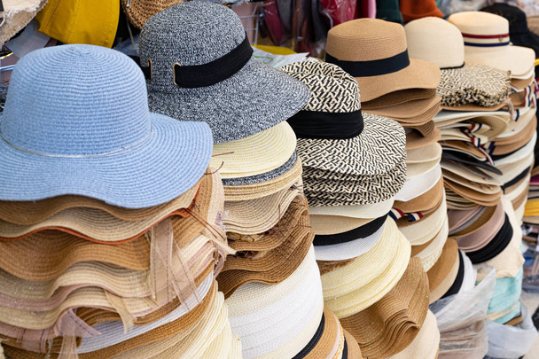 Στοίβες από γυναικεία καπέλα κουβά μόδας σε ένα κατάστημα χονδρικής - Φωτογραφία, εικόνα