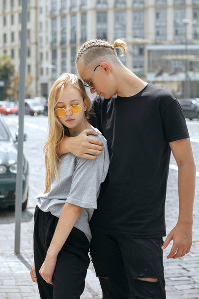 Elegante pareja hipster lleva ropa casual posando en la ciudad
 - Foto, Imagen