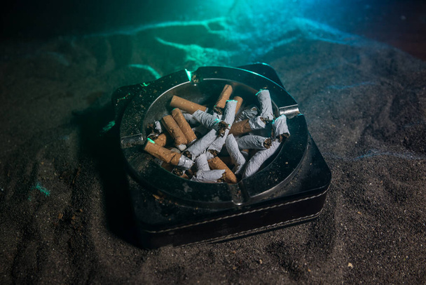 Nincs dohányzás. Kreatív műalkotás asztal dekoráció cigarettával. A cigaretta rákot okoz és öl.. - Fotó, kép
