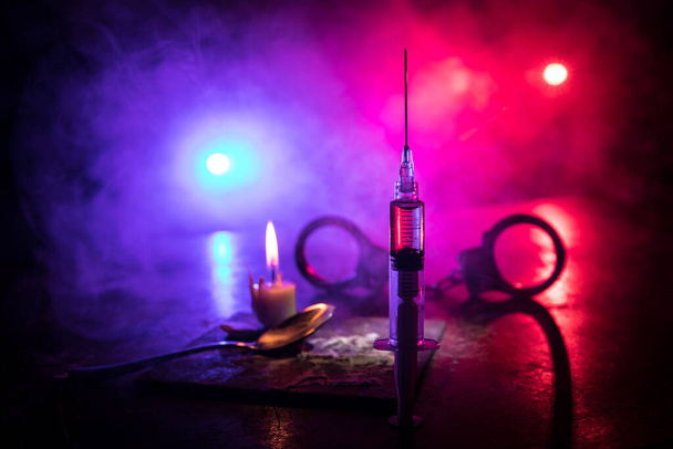 麻薬問題の概念だ。木製のテーブルの上に薬物注射器や麻薬の属性。医薬品の購入、所持、販売は法律で処罰されます。創作物の装飾 - 写真・画像