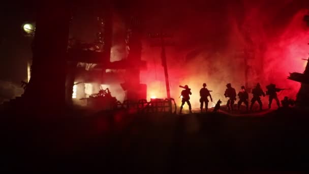 Έννοια πολέμου. Στρατιωτικές σιλουέτες καταπολέμηση σκηνή στο φόντο ομίχλη του πολέμου ουρανό, Στρατιώτες του Παγκοσμίου Πολέμου Σιλουέτα κάτω από συννεφιά Skyline τη νύχτα. Μάχη στην κατεστραμμένη πόλη. Επιλεκτική εστίαση - Πλάνα, βίντεο
