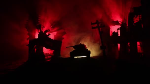 戦争の概念。戦場の霧の空を背景にした軍のシルエット、曇ったスカイラインの下の世界大戦兵士シルエット夜。荒廃した都市での戦い。選択的焦点 - 映像、動画