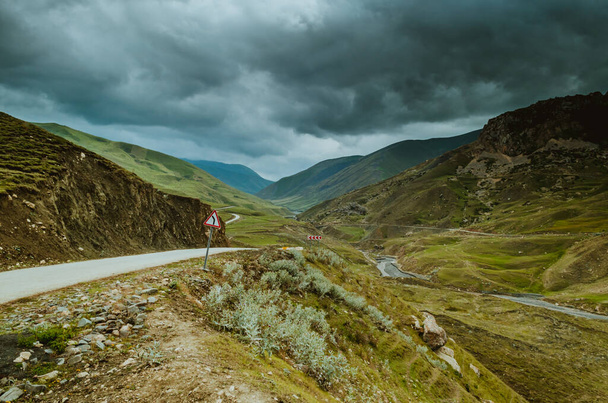 Ciclismo estrada de montanha. Estrada de montanha enevoada em altas montanhas céu nublado com estrada de montanha. Azerbaijão natureza
 - Foto, Imagem
